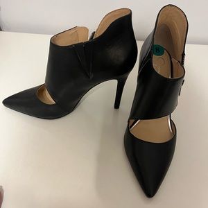Jessica Simpson Black Heel Shoes worn about 4 x inside only 1 shoe is peeling